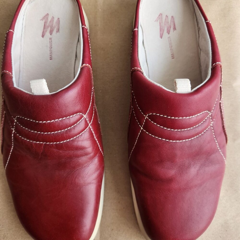 Leather clogs